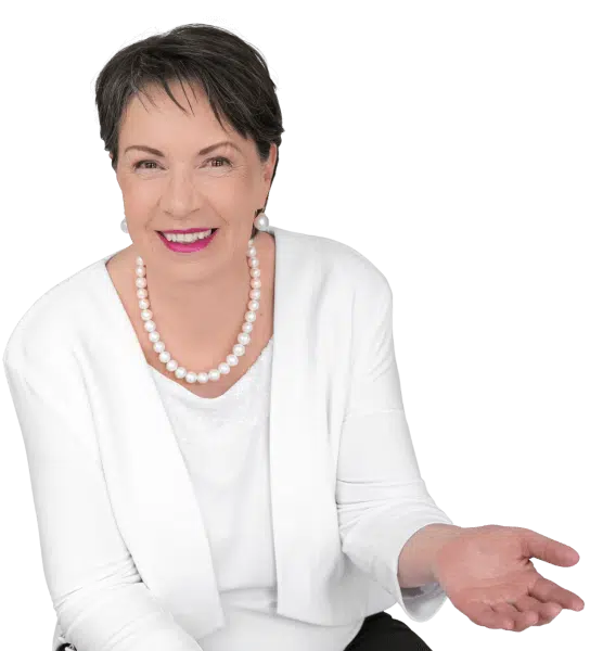 rbv_weiss_sitzend_mit_hand_freigestellt-544x600(1)