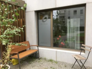 Draussen-mit-Bänkli-und-Stuhl-800x600-135-kb