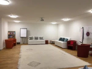 Praxisraum-von-vorne-nach-hinten-800x600-69kb